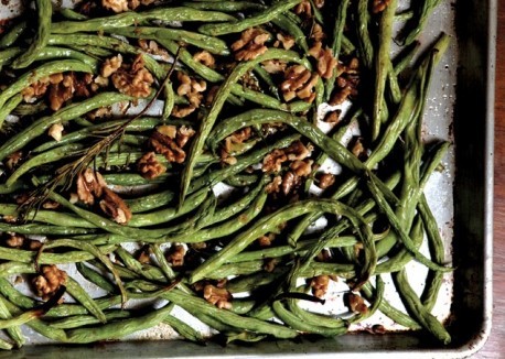 Roasted green beans with walnuts and rosemary