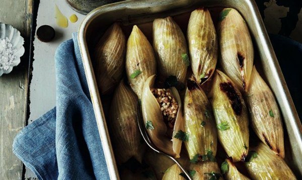 Roasted meat-stuffed onions with tamarind and butter (Makshi basal)