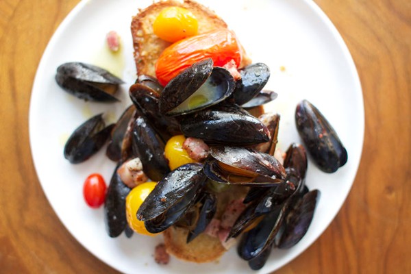 Roasted mussels with pancetta & olives