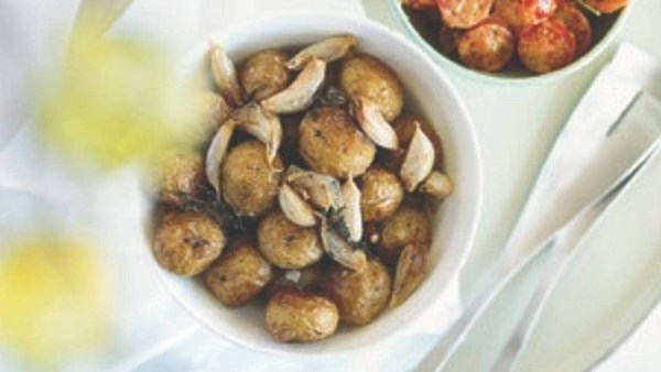 Roasted new potatoes with thyme and garlic
