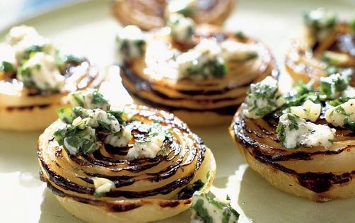 Roasted onions with Gorgonzola crumble