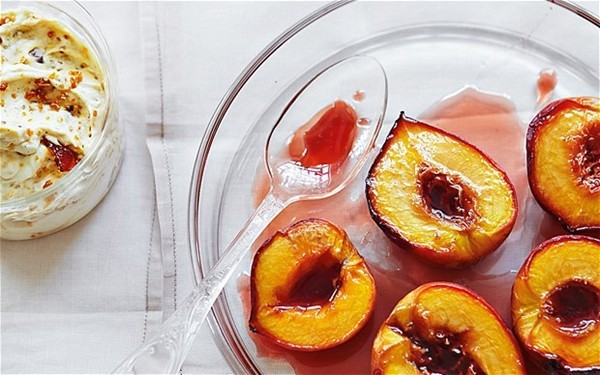 Roasted peaches with praline cream