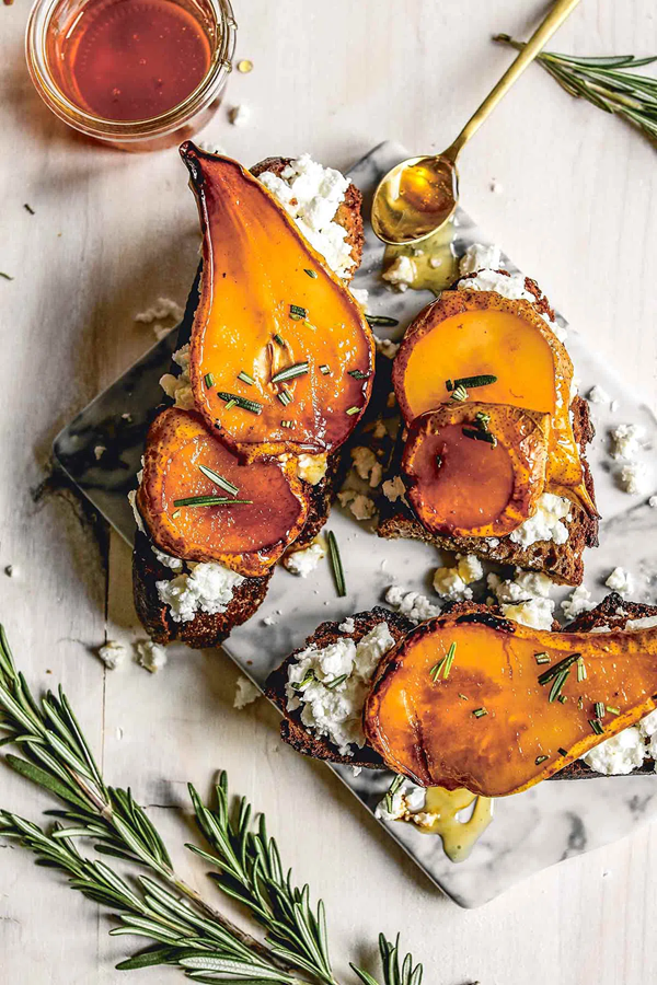 Roasted pear with honey and rosemary