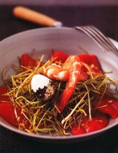 Roasted pepper and leek salad with king prawns and quail’s eggs (Ensalada de pimientos, puerros y langostinos con huevos se cordoníz)