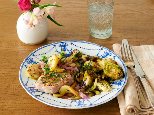 Roasted pork chops with apples