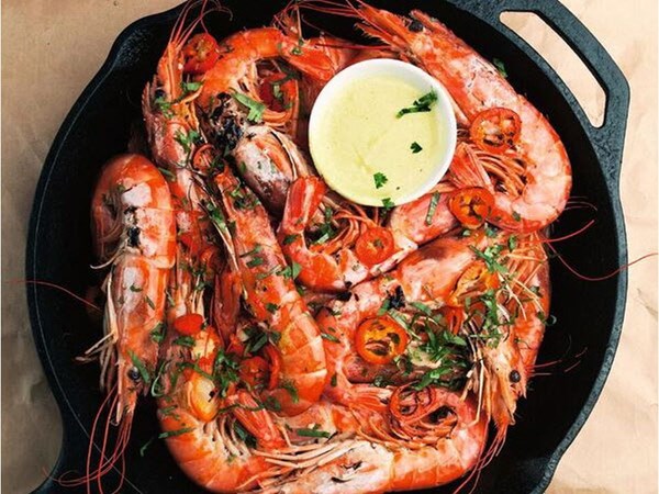 Roasted prawns with curry dressing