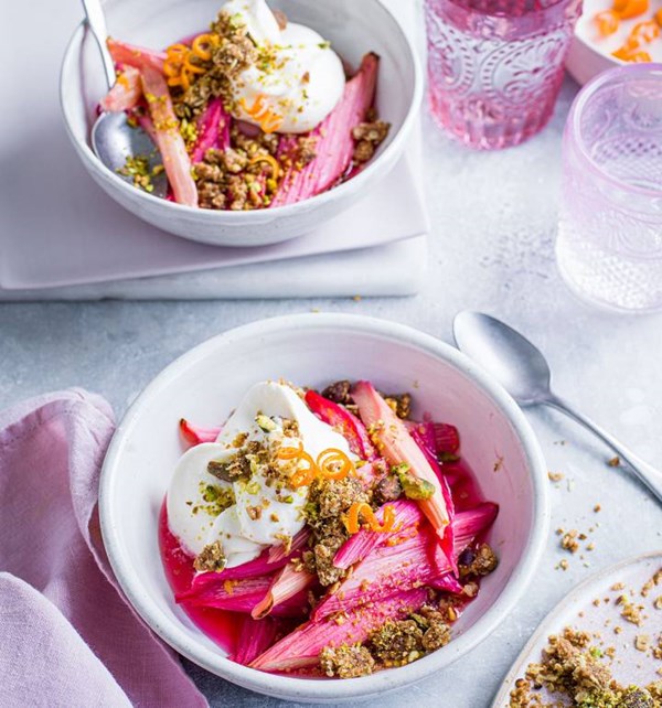 Roasted rhubarb with cardamom crumble