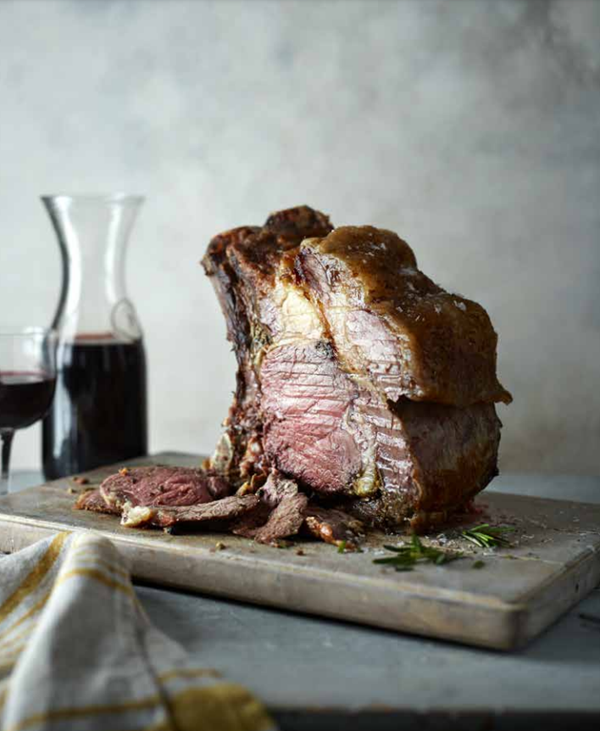 Roasted rib of beef with garlic and herbs (Costata di manzo al forno con aglio ed erbe)