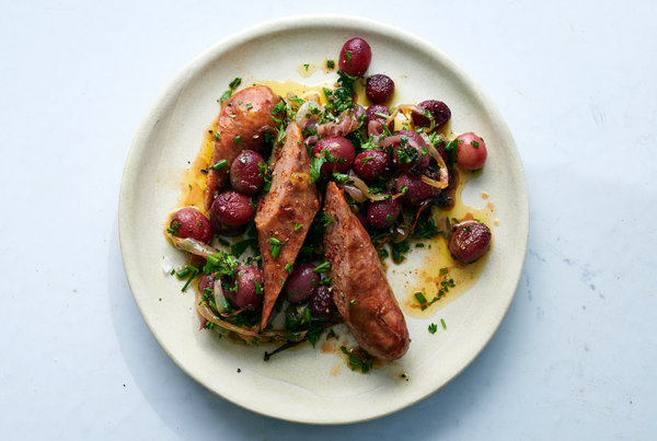 Roasted sausages with grapes and onions