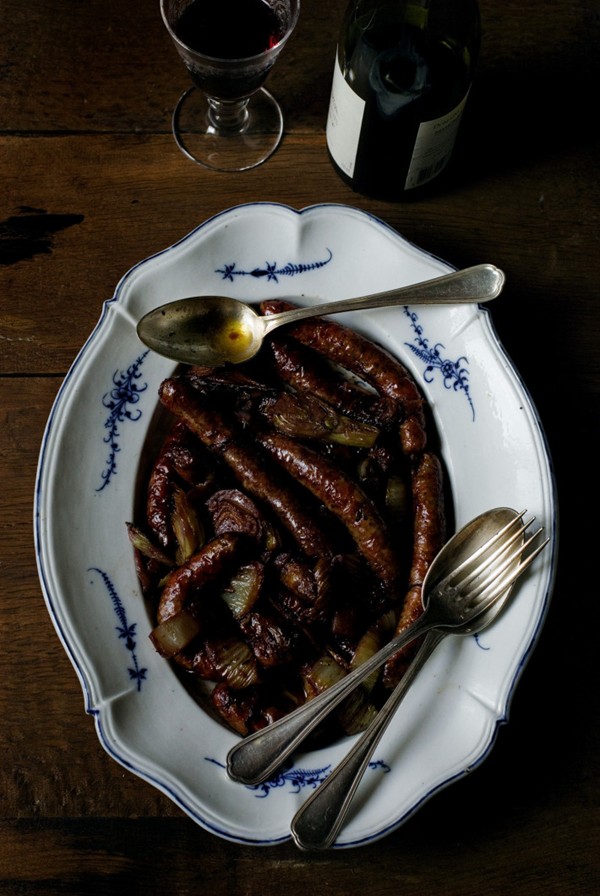 Roasted sausages with red wine and fennel