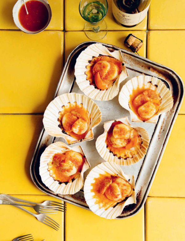 Roasted scallops with pounded red chilli dressing (Hoi chaehn pao)
