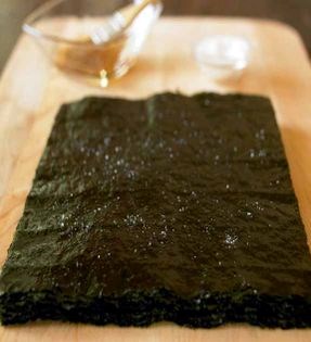 Roasted seaweed wafers (Gim gui)