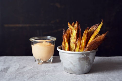 Roasted slap fries with Srirachannaise