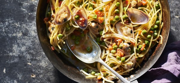 Roasted spaghetti with baby clams (Pasta arrosto con le arselle)