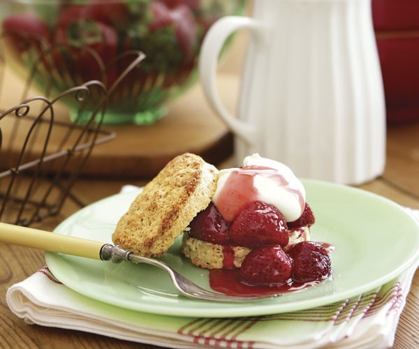 Roasted strawberry shortcakes with vanilla biscuits