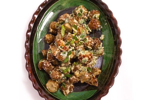 Roasted sunchoke salad with creamy garlic mojo and herbs (Ensalada de aguaturma con ajo cremoso y hierbas)
