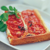 Roasted tomato and goats' cheese tart with thyme
