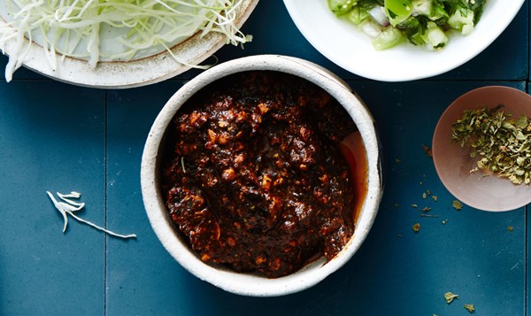 Roasted tomato–cashew salsa