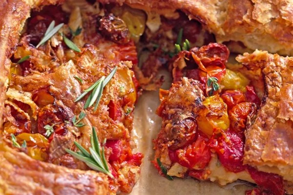 Roasted tomato freeform pie 