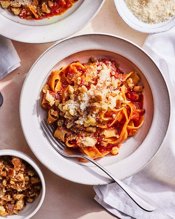 Roasted tomato sauce pasta with toasty breadcrumbs