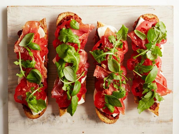Roasted tomato tartines with prosciutto 