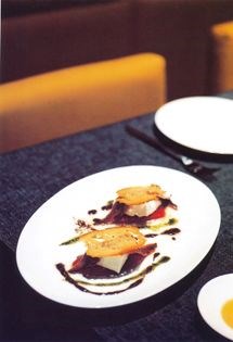 Roasted tomatoes with fresh cheese and anchovies (Requesón con tomate y anchoas con vinagreta de garúm)