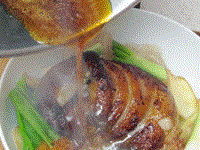 Rock sugar pork shank (Bīngtáng zhǒuzi / 冰糖肘子)