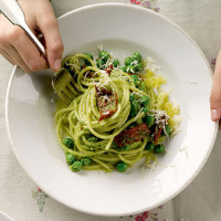 Rocket pesto with peas and tomatoes