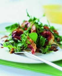 Rocket salad with figs, pancetta and walnuts