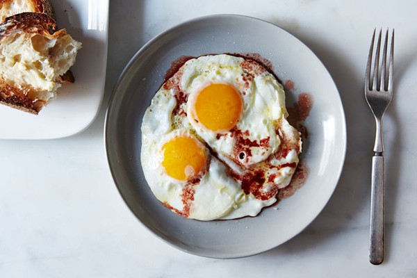 Roger Vergé's fried eggs with wine vinegar