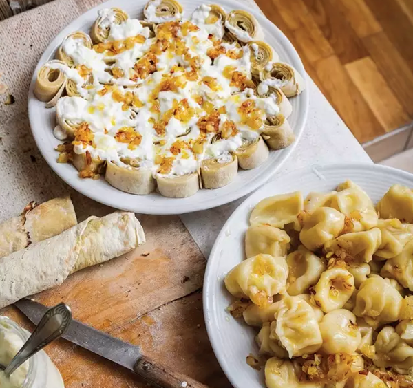 Rolled flatbread with butter and cheese (Sinori)