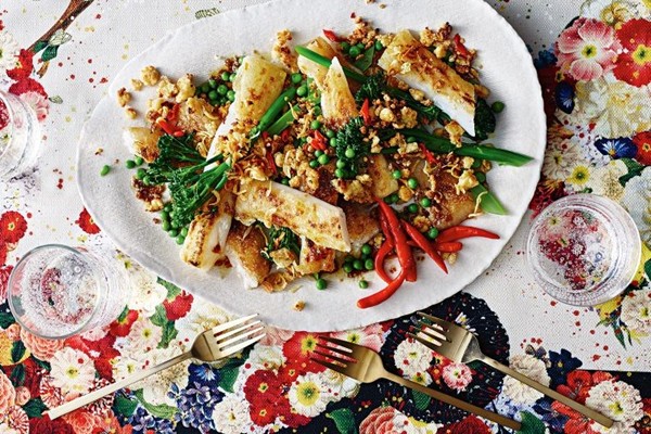 Rolled rice noodles with crispy chilli tofu