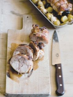 Rolled roast rabbit with kidneys (Rôti de lapin en rognonnade)