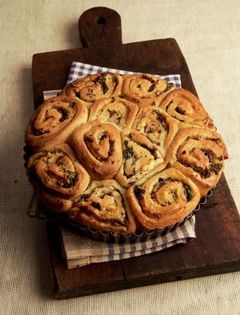 Rolled-up feta & garlic bread with radicchio and mint