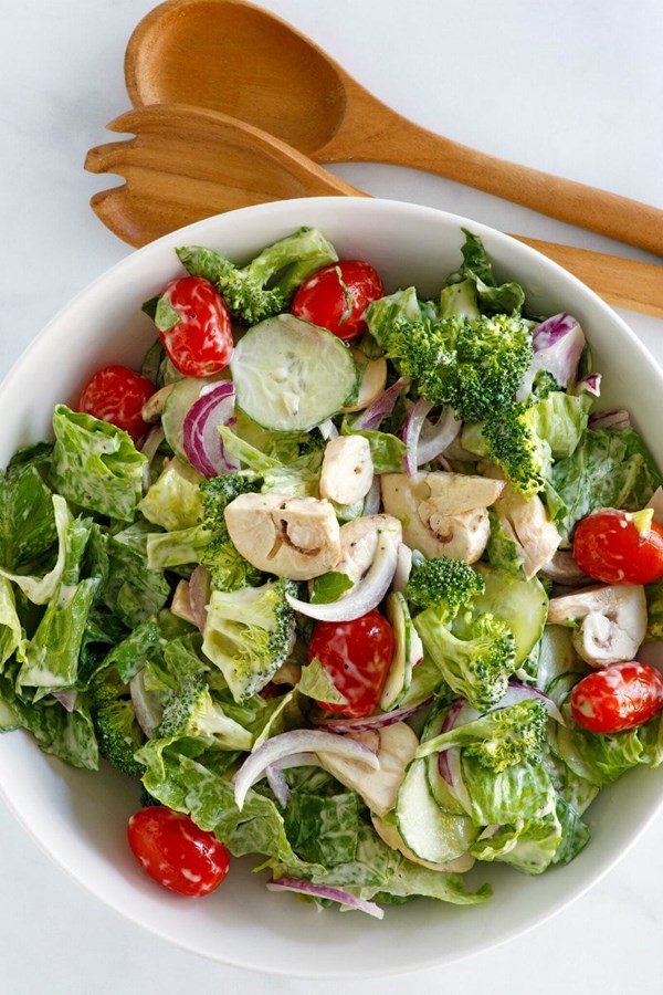 Romaine and broccoli salad with roasted garlic dressing