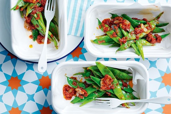 Roman beans with tomato, garlic and seven spice