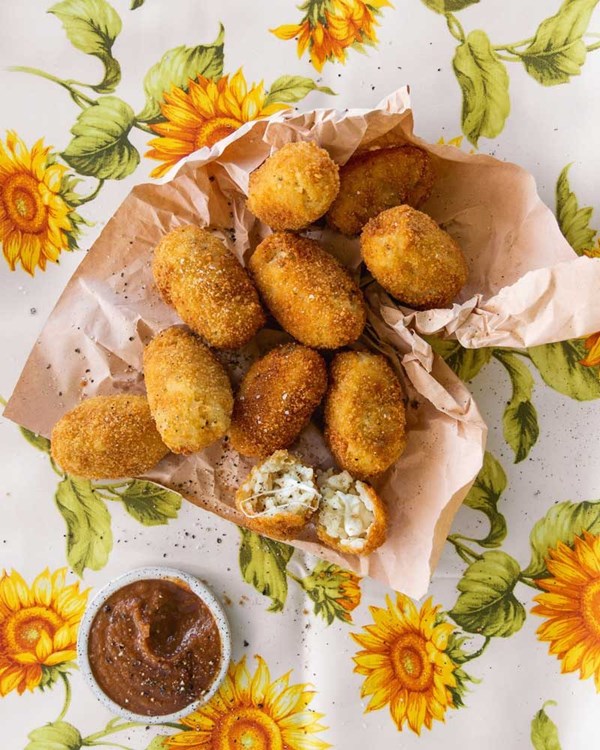 Roman-style arancini with roasted onion ketchup (Cacio e pepe suppli)
