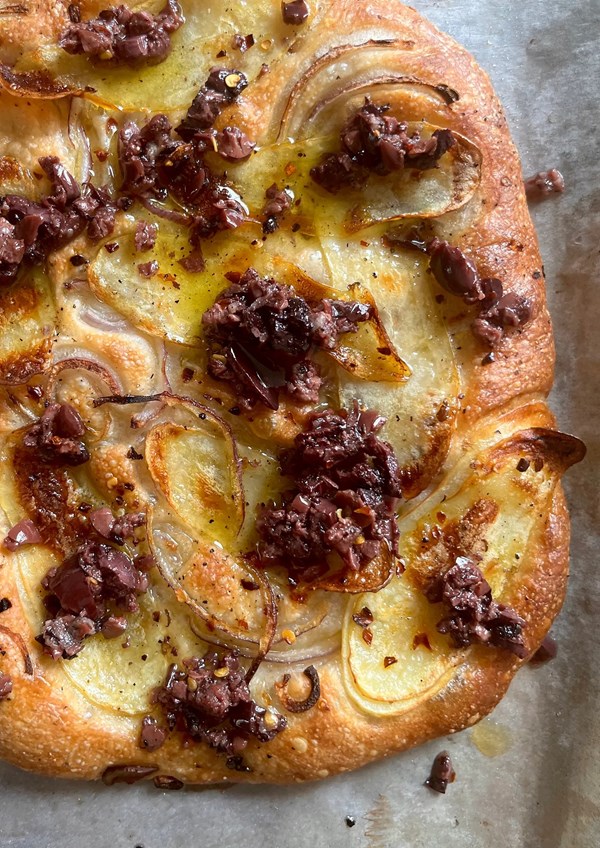 Roman-style pizza (Tomato and nectarine strecci) 