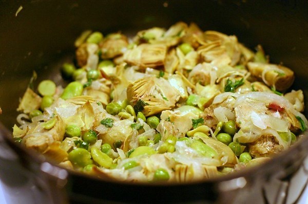 Roman-style spring vegetable stew (La vignarola)
