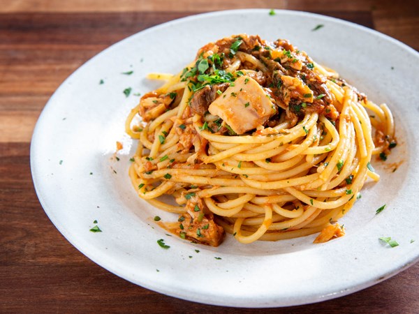 Roman-style tomato, tuna, and mushroom pasta (Spaghetti alla carrettiera)
