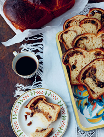Romanian festive bread with walnuts and raisins (Cozonac cu nuci și stafide)
