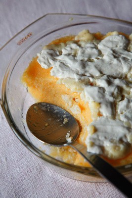 Romanian polenta with sour cream (Mămăligă cu smăntănă)