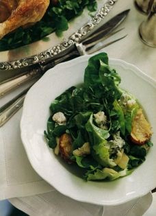Roquefort & butter lettuce salad with roasted garlic chapons