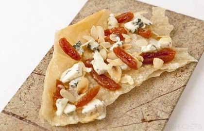 Roquefort pie with aromatic apricots