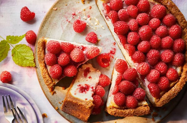 Rose & raspberry cheesecake with ginger crust