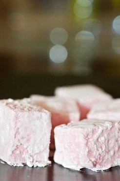 Rose and chocolate marshmallows (Guimauve à la rose et au chocolat)