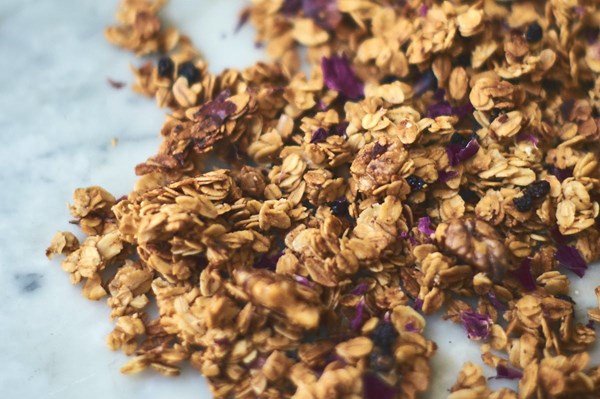 https://716f24d81edeb11608aa-99aa5ccfecf745e7cf976b37d172ce54.ssl.cf1.rackcdn.com/rose-petal-granola-853841l2.jpg