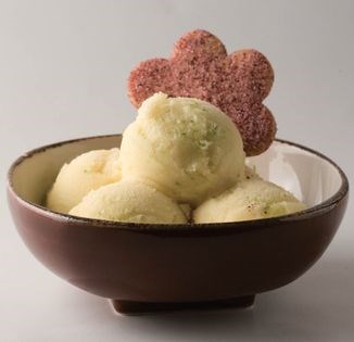 Rose petal ice cream (Helado de rosas)