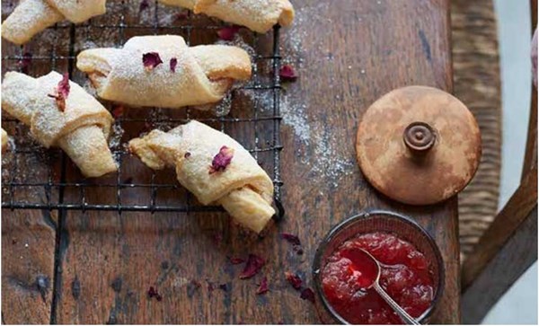 Rose-petal jam crescents (Cornulețe cu dulceață de trandafiri)
