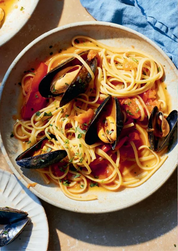 Rosé roasted tomato and mussel linguine